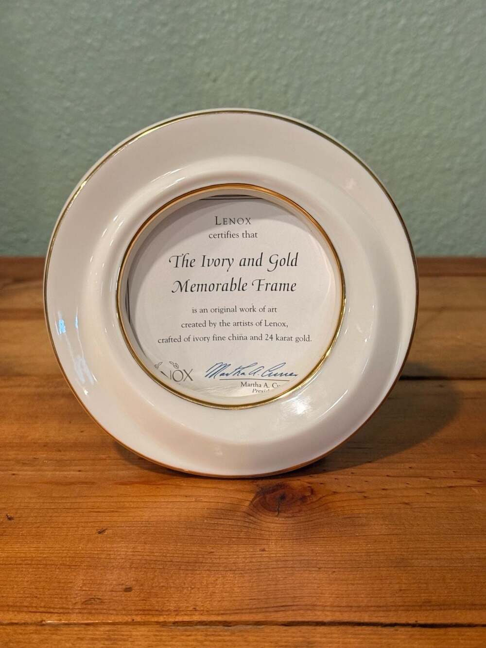 Lenox The Ivory and Gold Memorable Frame Round Fine China and 24 Karat Gold